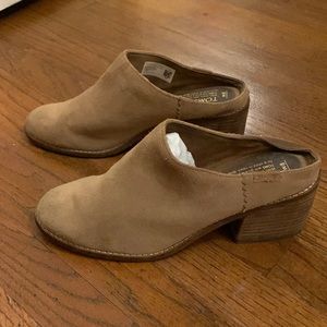 Tom’s suede healed clogs size w8
